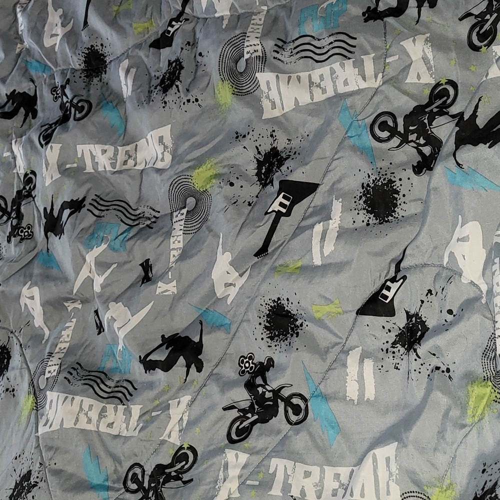 Twin comforter and pillow case